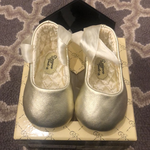 designer’s touch 6-9 month size 2 in Gold - Picture 3 of 6